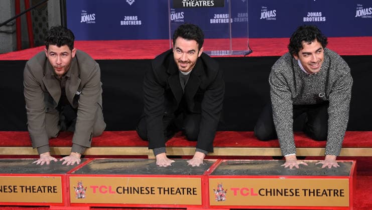 Jonas Brothers Hand and Footprint Ceremony Nick Jonas, Kevin Jonas and Joe Jonas at the Jonas Brothers Hand and Footprint In Cement Ceremony held at the TCL Chinese Theatre on December 3, 2025 in Hollywood, Ca. Hollywood TCL Chinese Theatre California USA Copyright: xLeexWatt AFF-USA.COMx