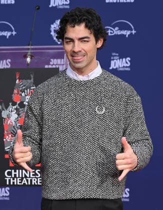 Jonas Brothers Hand and Footprint Ceremony Joe Jonas at the Jonas Brothers Hand and Footprint In Cement Ceremony held at the TCL Chinese Theatre on December 3, 2025 in Hollywood, Ca. Hollywood TCL Chinese Theatre California USA Copyright: xLeexWatt AFF-USA.COMx