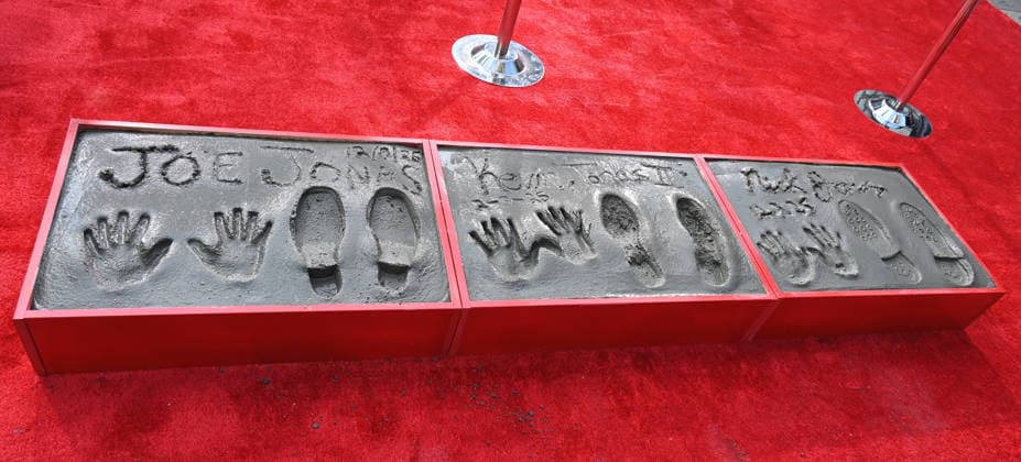 Jonas Brothers Hand and Footprint Ceremony Joe Jonas, Kevin Jonas and Nick Jonas Hand and Footprints at the Jonas Brothers Hand and Footprint In Cement Ceremony held at the TCL Chinese Theatre on December 3, 2025 in Hollywood, Ca. Hollywood TCL Chinese Theatre California USA Copyright: xLeexWatt AFF-USA.COMx