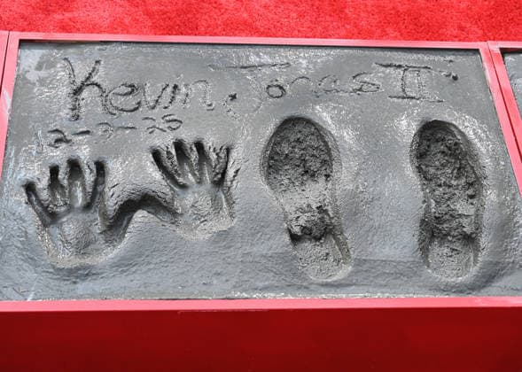 Jonas Brothers Hand and Footprint Ceremony Kevin Jonas Hand and Footprints at the Jonas Brothers Hand and Footprint In Cement Ceremony held at the TCL Chinese Theatre on December 3, 2025 in Hollywood, Ca. Hollywood TCL Chinese Theatre California USA Copyright: xLeexWatt AFF-USA.COMx