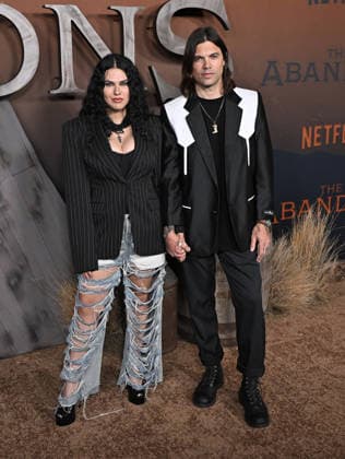 ˜The Abandons™ Premiere Jess Adams and Nick Perri arriving to Netflix™s The Abandons™ premiere held at the Netflix Tudum Theater on December 3, 2025 in Hollywood, Ca. Hollywood Netflix Tudum Theater California USA Copyright: xStarbuck AFF-USA.COMx