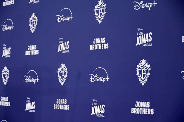 December 3, 2025, Los Angeles, California, USA: General Atmosphere at a ceremony honoring the Jonas Brothers with hand and foot prints at the TCL Chinese Theatre IMAX. Los Angeles USA - ZUMAg107 20251203_zep_g107_035 Copyright: xNinaxPrommerx