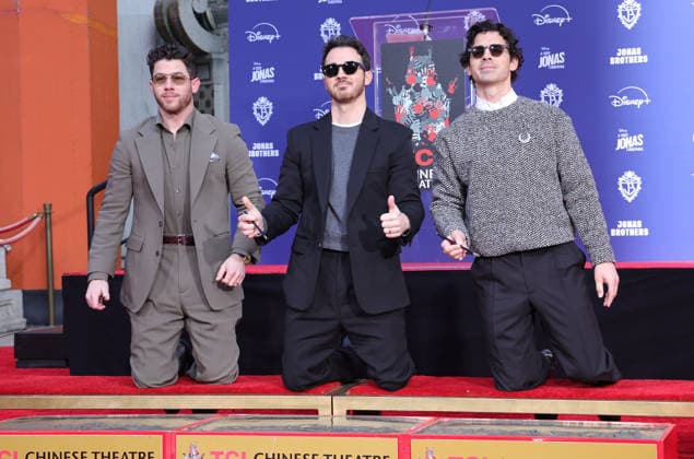 03 December 2025 Hollywood, California Nick Jonas, Kevin Jonas, Joe Jonas Jonas Brothers Hand And Footprint In Cement Ceremony held at TCL Chinese Theatre Photo Credit AdMedia 451230 2025 12 03 CA Hollywood Etats Unis  Copyright: xAdMediax STAR_451230_001