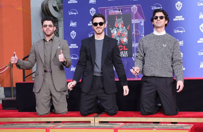 03 December 2025 Hollywood, California Nick Jonas, Kevin Jonas, Joe Jonas Jonas Brothers Hand And Footprint In Cement Ceremony held at TCL Chinese Theatre Photo Credit AdMedia 451230 2025 12 03 CA Hollywood Etats Unis  Copyright: xAdMediax STAR_451230_002
