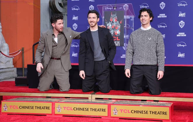 03 December 2025 Hollywood, California Nick Jonas, Kevin Jonas, Joe Jonas Jonas Brothers Hand And Footprint In Cement Ceremony held at TCL Chinese Theatre Photo Credit AdMedia 451230 2025 12 03 CA Hollywood Etats Unis  Copyright: xAdMediax STAR_451230_004