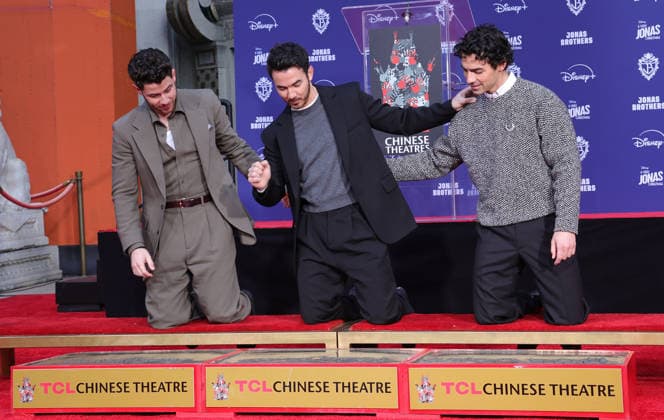 03 December 2025 Hollywood, California Nick Jonas, Kevin Jonas, Joe Jonas Jonas Brothers Hand And Footprint In Cement Ceremony held at TCL Chinese Theatre Photo Credit AdMedia 451230 2025 12 03 CA Hollywood Etats Unis  Copyright: xAdMediax STAR_451230_006