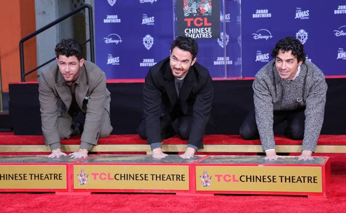 03 December 2025 Hollywood, California Nick Jonas, Kevin Jonas, Joe Jonas Jonas Brothers Hand And Footprint In Cement Ceremony held at TCL Chinese Theatre Photo Credit AdMedia 451230 2025 12 03 CA Hollywood Etats Unis  Copyright: xAdMediax STAR_451230_007