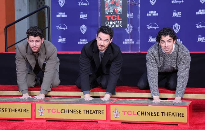 03 December 2025 Hollywood, California Nick Jonas, Kevin Jonas, Joe Jonas Jonas Brothers Hand And Footprint In Cement Ceremony held at TCL Chinese Theatre Photo Credit AdMedia 451230 2025 12 03 CA Hollywood Etats Unis  Copyright: xAdMediax STAR_451230_008