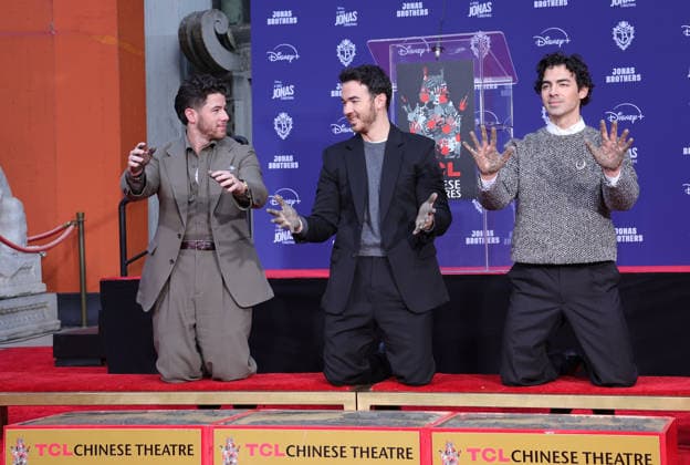 03 December 2025 Hollywood, California Nick Jonas, Kevin Jonas, Joe Jonas Jonas Brothers Hand And Footprint In Cement Ceremony held at TCL Chinese Theatre Photo Credit AdMedia 451230 2025 12 03 CA Hollywood Etats Unis  Copyright: xAdMediax STAR_451230_010