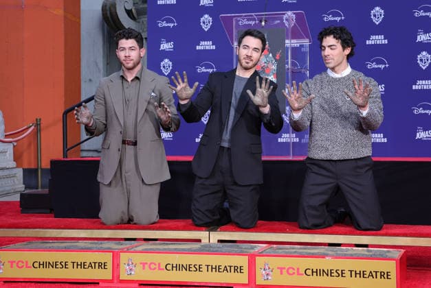 03 December 2025 Hollywood, California Nick Jonas, Kevin Jonas, Joe Jonas Jonas Brothers Hand And Footprint In Cement Ceremony held at TCL Chinese Theatre Photo Credit AdMedia 451230 2025 12 03 CA Hollywood Etats Unis  Copyright: xAdMediax STAR_451230_011