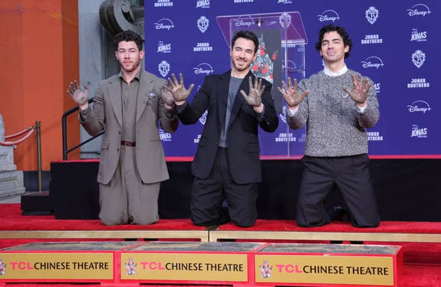 03 December 2025 Hollywood, California Nick Jonas, Kevin Jonas, Joe Jonas Jonas Brothers Hand And Footprint In Cement Ceremony held at TCL Chinese Theatre Photo Credit AdMedia 451230 2025 12 03 CA Hollywood Etats Unis  Copyright: xAdMediax STAR_451230_012