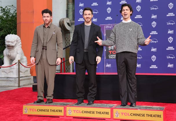 03 December 2025 Hollywood, California Nick Jonas, Kevin Jonas, Joe Jonas Jonas Brothers Hand And Footprint In Cement Ceremony held at TCL Chinese Theatre Photo Credit AdMedia 451230 2025 12 03 CA Hollywood Etats Unis  Copyright: xAdMediax STAR_451230_014