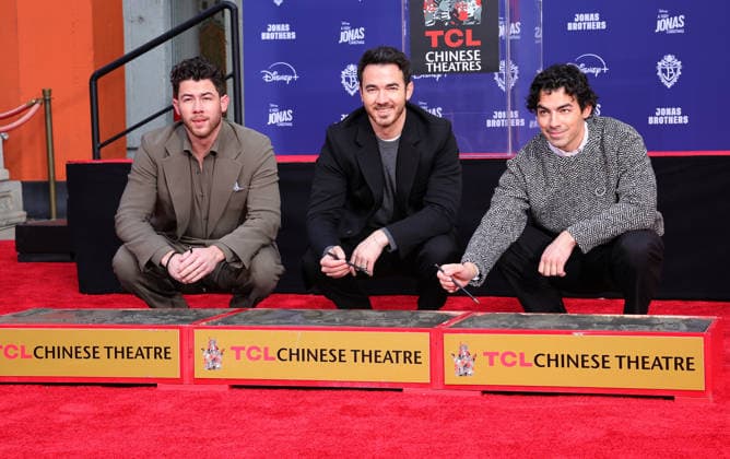 03 December 2025 Hollywood, California Nick Jonas, Kevin Jonas, Joe Jonas Jonas Brothers Hand And Footprint In Cement Ceremony held at TCL Chinese Theatre Photo Credit AdMedia 451230 2025 12 03 CA Hollywood Etats Unis  Copyright: xAdMediax STAR_451230_015