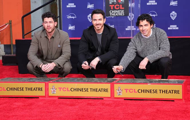 03 December 2025 Hollywood, California Nick Jonas, Kevin Jonas, Joe Jonas Jonas Brothers Hand And Footprint In Cement Ceremony held at TCL Chinese Theatre Photo Credit AdMedia 451230 2025 12 03 CA Hollywood Etats Unis  Copyright: xAdMediax STAR_451230_016