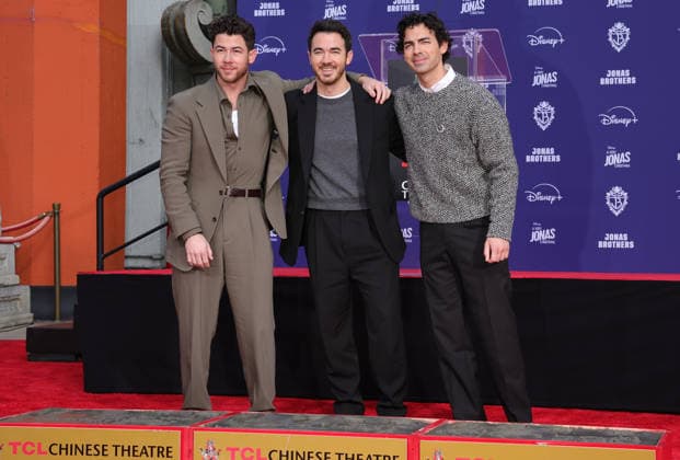 03 December 2025 Hollywood, California Nick Jonas, Kevin Jonas, Joe Jonas Jonas Brothers Hand And Footprint In Cement Ceremony held at TCL Chinese Theatre Photo Credit AdMedia 451230 2025 12 03 CA Hollywood Etats Unis  Copyright: xAdMediax STAR_451230_017