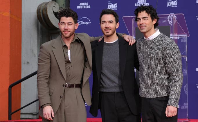 03 December 2025 Hollywood, California Nick Jonas, Kevin Jonas, Joe Jonas Jonas Brothers Hand And Footprint In Cement Ceremony held at TCL Chinese Theatre Photo Credit AdMedia 451230 2025 12 03 CA Hollywood Etats Unis  Copyright: xAdMediax STAR_451230_018