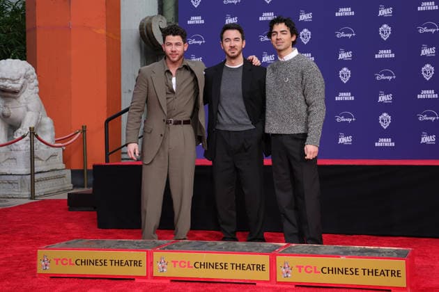03 December 2025 Hollywood, California Nick Jonas, Kevin Jonas, Joe Jonas Jonas Brothers Hand And Footprint In Cement Ceremony held at TCL Chinese Theatre Photo Credit AdMedia 451230 2025 12 03 CA Hollywood Etats Unis  Copyright: xAdMediax STAR_451230_019