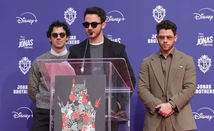 03 December 2025 Hollywood, California Nick Jonas, Kevin Jonas, Joe Jonas Jonas Brothers Hand And Footprint In Cement Ceremony held at TCL Chinese Theatre Photo Credit AdMedia 451230 2025 12 03 CA Hollywood Etats Unis  Copyright: xAdMediax STAR_451230_034