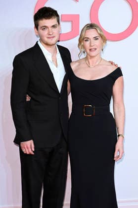 Joe Anders with mother Kate Winslet at the world premiere of the movie Goodbye June at Curzon Mayfair London, 03 12 2025 Foto:xS.xVasx xFuturexImagex june_5289