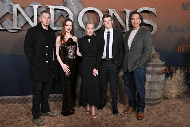 Toby Hemingway, Aisling Franciosi, Gillian Anderson, Lucas Till and Michael Greyeyes at the premiere of the Netflix series The Abandons at the Netflix Tudum Theater Los Angeles, 03 12 2025 Foto:xD.xStarbuckx xFuturexImagex abandons_5302