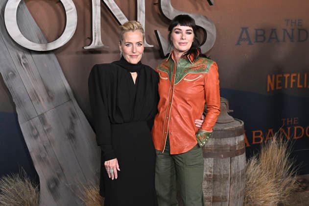 Gillian Anderson and Lena Headey at the premiere of the Netflix series The Abandons at the Netflix Tudum Theater Los Angeles, 03 12 2025 Foto:xD.xStarbuckx xFuturexImagex abandons_5333