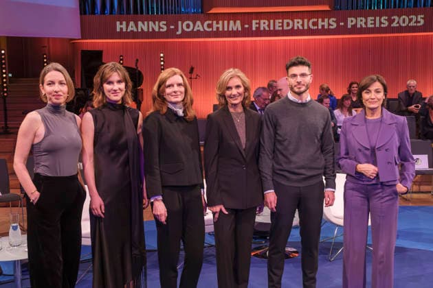 Verleihung des Hanns-Joachim-Friedrichs-Preis im WDR Funkhaus in Koeln (Foto vom 04.12.2025; im Bild vlnr.: die Journalistinnen Katharina Willinger und Sophie von der Tann; WDR-Intendantin Katrin Vernau; Katja Gloger fuer Reporter ohne Grenzen, Foerderpreistraeger Borhan Akid und Moderatorin Sandra Maischberger). Die ARD-Korrespondentinnen Sophie von der Tann und Katharina Willinger werden fuer ihre journalistische Arbeit mit dem Hanns-Joachim-Friedrichs-Preis ausgezeichnet. Der Sonderpreis geht an Reporter ohne Grenzen , der Foerderpreis an den WDR-Journalisten Borhan Akid. Ueber die Verleihung an von der Tann, die aus dem ARD-Studio Tel Aviv vor allem ueber den Nahost-Konflikt berichtet, gab es im Vorfeld Diskussionen. Waehrend die Jury Copyright: epd-bild GuidoxSchiefer 20251204-DSCF4901-kopieren