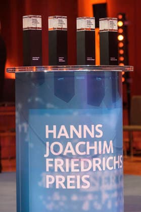Verleihung des Hanns-Joachim-Friedrichs-Preis im WDR Funkhaus in Koeln (Foto vom 04.12.2025; im Bild: Hanns-Joachim-Friedrichs-Preis mit Namen der Preistraeger). Die ARD-Korrespondentinnen Sophie von der Tann und Katharina Willinger werden fuer ihre journalistische Arbeit mit dem Hanns-Joachim-Friedrichs-Preis ausgezeichnet. Der Sonderpreis geht an Reporter ohne Grenzen , der Foerderpreis an den WDR-Journalisten Borhan Akid. Ueber die Verleihung an von der Tann, die aus dem ARD-Studio Tel Aviv vor allem ueber den Nahost-Konflikt berichtet, gab es im Vorfeld Diskussionen. Waehrend die Jury sie als eine krisenfeste und unerschrockene Korrespondentin bezeichnete, die sich nicht scheue, Dinge beim Namen zu nennen, werfen ihr pro-israelische Copyright: epd-bild GuidoxSchiefer 20251204-DSCF6385-kopieren
