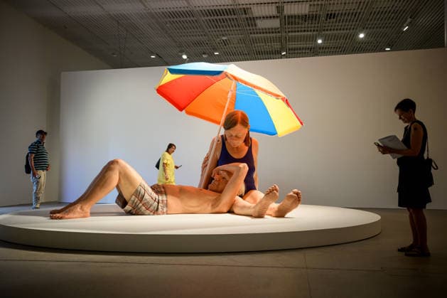 RON MUECK ENCOUNTER, Members of the public view artist Ron Mueck™s Couple Under an Umbrella 2013 2015 sculptures during the media preview of his exhibition Encounter, at the Art Gallery of New South Wales, Sydney, Friday, December 5, 2025. ( NO ARCHIVING SYDNEY NEW SOUTH WALES AUSTRALIA  Copyright: xBIANCAxDExMARCHIx 20251205110422887845