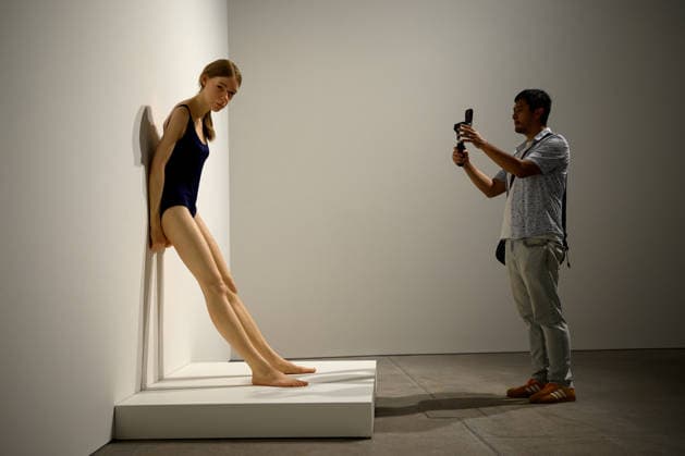 RON MUECK ENCOUNTER, Members of the public view artist Ron Mueck™s Ghost 1998 2014 sculptures during the media preview of his exhibition Encounter, at the Art Gallery of New South Wales, Sydney, Friday, December 5, 2025. ( NO ARCHIVING SYDNEY NEW SOUTH WALES AUSTRALIA  Copyright: xBIANCAxDExMARCHIx 20251205141052569048