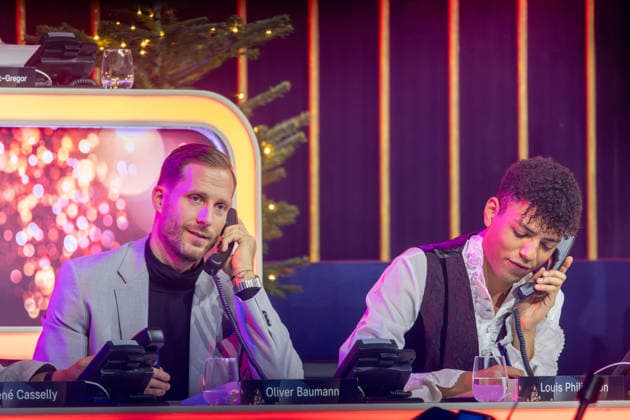 Offenburg National soccer goalkeeper Oliver Baumann with Louis Philippson on the donation phone at the Giovanni Zarrella Donation Show on 05 12 2025 in Offenburg National soccer goalkeeper Oliver Baumann with Louis Philippson on the donation phone at the Giovanni Zarrella Donation Show on 05 12 2025 in Offenburg Copyright: xEibner-Pressefoto GerhardxWingenx EP_GWR