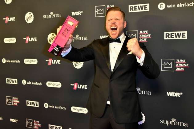 ABBbielefeld Finch, Nils Wehowsky Prizewinner with Krone Saenger on the red carpet at the WDR Music Prize 1 Live Krone award ceremony at the Lokschuppen Bielefeld on 04 12 2025 NRW Germany