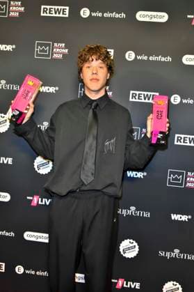 ABBbielefeld Zartmann Prizewinner with Krone Saenger as guest on the red carpet at the WDR Music Prize 1 Live Krone award ceremony at the Lokschuppen Bielefeld on 04 12 2025 NRW Germany