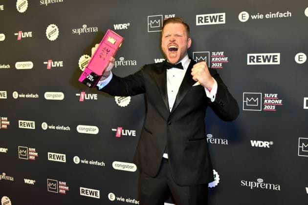 ABBbielefeld Finch, Nils Wehowsky Prizewinner with Krone Saenger on the red carpet at the WDR Music Prize 1 Live Krone award ceremony at the Lokschuppen Bielefeld on 04 12 2025 NRW Germany