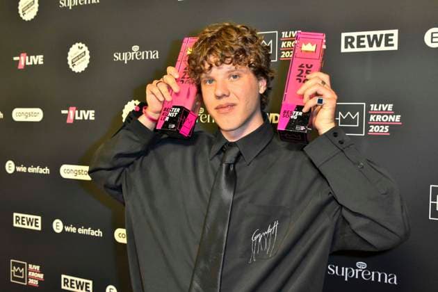 ABBbielefeld Zartmann Prizewinner with Krone Saenger as guest on the red carpet at the WDR Music Prize 1 Live Krone award ceremony at the Lokschuppen Bielefeld on 04 12 2025 NRW Germany