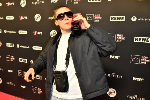 ABBbielefeld Filow, Felix Nier Prizewinner with Krone Saenger on the red carpet at the WDR Music Prize 1 Live Krone award ceremony at the Lokschuppen Bielefeld on 04 12 2025 NRW Germany