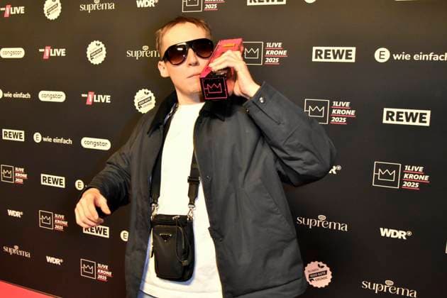 ABBbielefeld Filow, Felix Nier Prizewinner with Krone Saenger on the red carpet at the WDR Music Prize 1 Live Krone award ceremony at the Lokschuppen Bielefeld on 04 12 2025 NRW Germany