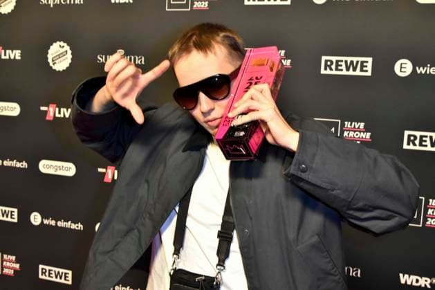ABBbielefeld Filow, Felix Nier Prizewinner with Krone Saenger on the red carpet at the WDR Music Prize 1 Live Krone award ceremony at the Lokschuppen Bielefeld on 04 12 2025 NRW Germany