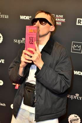 ABBbielefeld Filow, Felix Nier Prizewinner with Krone Saenger on the red carpet at the WDR Music Prize 1 Live Krone award ceremony at the Lokschuppen Bielefeld on 04 12 2025 NRW Germany