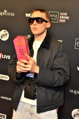 ABBbielefeld Filow, Felix Nier Prizewinner with Krone Saenger on the red carpet at the WDR Music Prize 1 Live Krone award ceremony at the Lokschuppen Bielefeld on 04 12 2025 NRW Germany