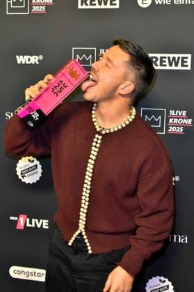 ABBbielefeld Nico Santos Nico Wellenbrink Prizewinner with Krone Saenger on the red carpet at the WDR Music Prize 1 Live Krone award ceremony at the Lokschuppen Bielefeld on 04 12 2025 NRW Germany