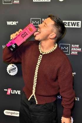 ABBbielefeld Nico Santos Nico Wellenbrink Prizewinner with Krone Saenger on the red carpet at the WDR Music Prize 1 Live Krone award ceremony at the Lokschuppen Bielefeld on 04 12 2025 NRW Germany