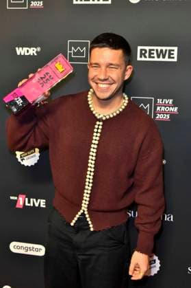 ABBbielefeld Nico Santos Nico Wellenbrink Prizewinner with Krone Saenger on the red carpet at the WDR Music Prize 1 Live Krone award ceremony at the Lokschuppen Bielefeld on 04 12 2025 NRW Germany
