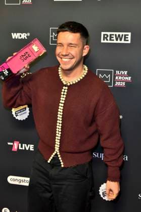 ABBbielefeld Nico Santos Nico Wellenbrink Prizewinner with Krone Saenger on the red carpet at the WDR Music Prize 1 Live Krone award ceremony at the Lokschuppen Bielefeld on 04 12 2025 NRW Germany