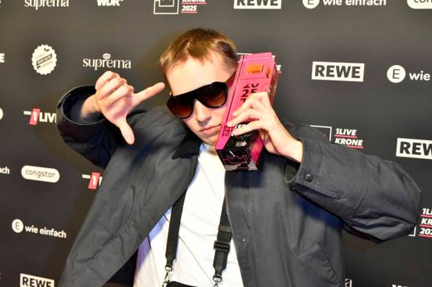 ABBbielefeld Filow, Felix Nier Prizewinner with Krone Saenger on the red carpet at the WDR Music Prize 1 Live Krone award ceremony at the Lokschuppen Bielefeld on 04 12 2025 NRW Germany