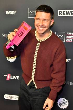 ABBbielefeld Nico Santos , Nico Wellenbrink Prizewinner with Krone Saenger on the red carpet at the WDR Music Prize 1 Live Krone award ceremony at the Lokschuppen Bielefeld on 04 12 2025 NRW Germany
