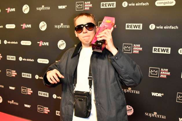 ABBbielefeld Filow, Felix Nier Prizewinner with Krone Saenger on the red carpet at the WDR Music Prize 1 Live Krone award ceremony at the Lokschuppen Bielefeld on 04 12 2025 NRW Germany