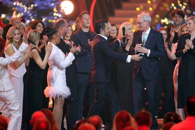 The Great Christmas Show 2025 Presenter Giovanni Zarrella hugs Johannes Zurnieden Founder and Managing Director of Bonn-based cruise operator Phoenix Reisen , who has just donated 1.2 million euros on behalf of Phoenix Reisen The Great Christmas Show presented by Giovanni Zarrella ZDF Live broadcast from 04 12 2025 in the Baden A