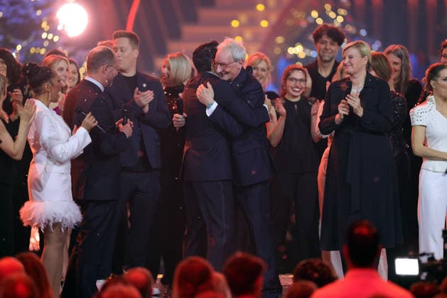 The Great Christmas Show 2025 Presenter Giovanni Zarrella hugs Johannes Zurnieden Founder and Managing Director of Bonn-based cruise operator Phoenix Reisen , who has just donated 1.2 million euros on behalf of Phoenix Reisen The Great Christmas Show presented by Giovanni Zarrella ZDF Live broadcast from 04 12 2025 in the Baden A