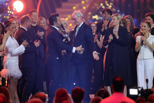 The Great Christmas Show 2025 Presenter Giovanni Zarrella hugs Johannes Zurnieden Founder and Managing Director of Bonn-based cruise operator Phoenix Reisen , who has just donated 1.2 million euros on behalf of Phoenix Reisen The Great Christmas Show presented by Giovanni Zarrella ZDF Live broadcast from 04 12 2025 in the Baden A