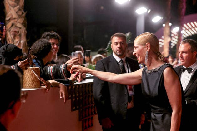 Red Sea Film Festival Opening Ceremony - Jeddah Uma Thurman salutes fans on the red carpet during the opening ceremony of the 5th edition of the Red Sea Film Festival in Jeddah, Saudi Arabia, on December 4, 2025. Photo by Balkis Press ABACAPRESS.COM Jeddah Saudi Arabia  Copyright: xBalkisxPress ABACAx
